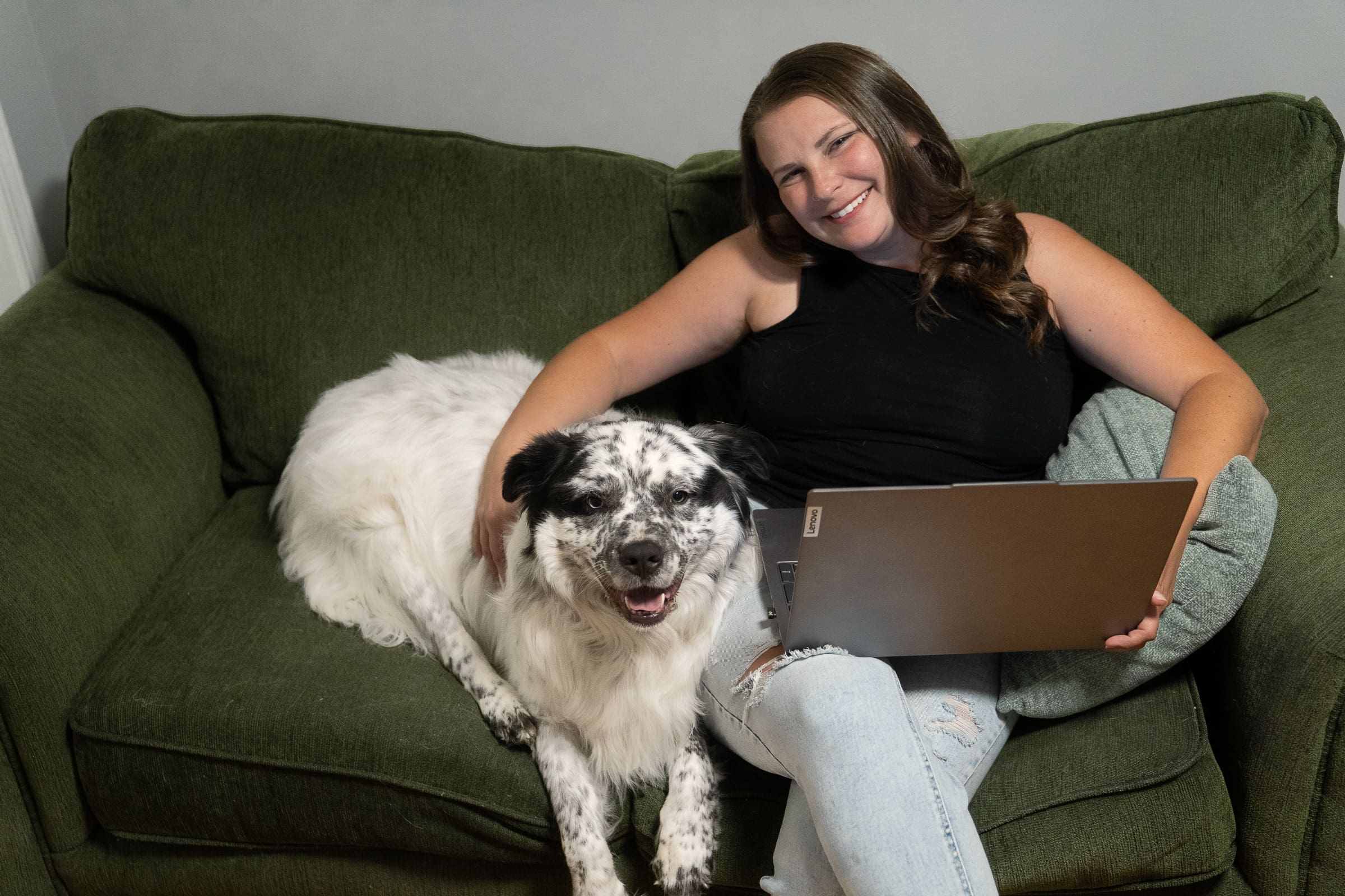 Emma Males photo educator sitting on a green couch sharing information about SEO for photographers